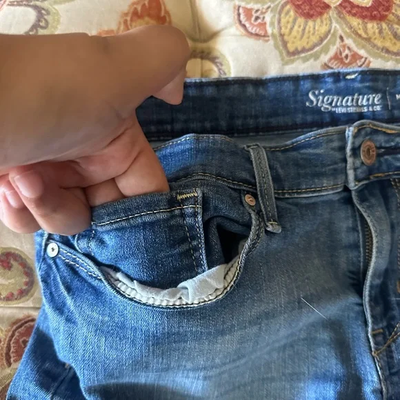 Women’s size 14 Signature By Levi Strauss & Co Modern Skinny Denim Jean Shorts - Picture 4 of 9